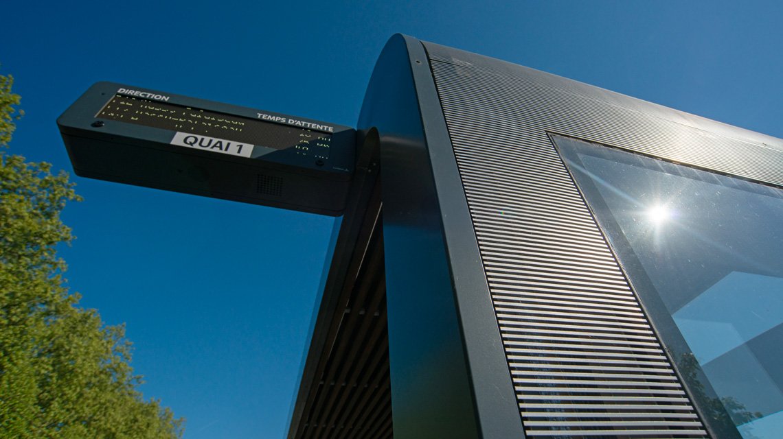 Slot arquitetónico em inox 316L curvado à medida – Revestimento abrigo Tram 12 Express - <p>Grelha eletrossoldada tipo slot em aço inoxidável AISI 316L, curvada à medida para o revestimento arquitetónico dos abrigos do Tram 12 Express. Solução de elevada performance para infraestrutura de transporte público, combinando resistência mecânica, durabilidade em ambiente exterior e design arquitetónico contemporâneo.</p>