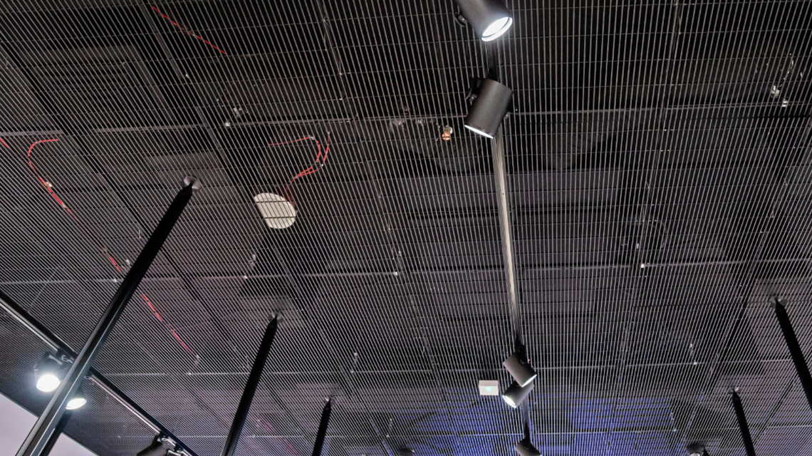 Plafond métallique architectural en grille soudée slot www.maillemetaldesign.fr - <p>Plafond métallique architectural en grille soudée slot <a href=