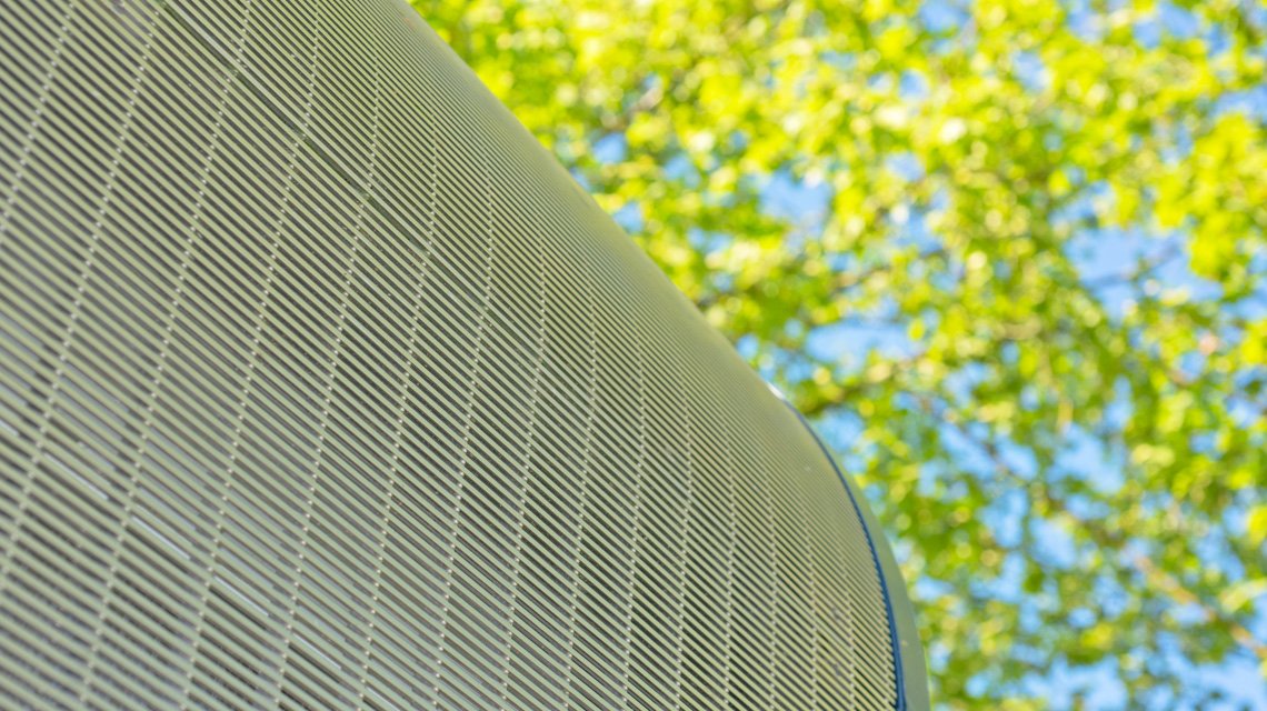 Detalhe de grelha slot curvada – Fachada metálica arquitetónica - <p>Detalhe do perfil slot em inox 316L, curvado de acordo com o projeto arquitetónico para acompanhar as linhas estruturais. Solução de fachada metálica ventilada ideal para infraestruturas públicas e requalificação urbana.</p>