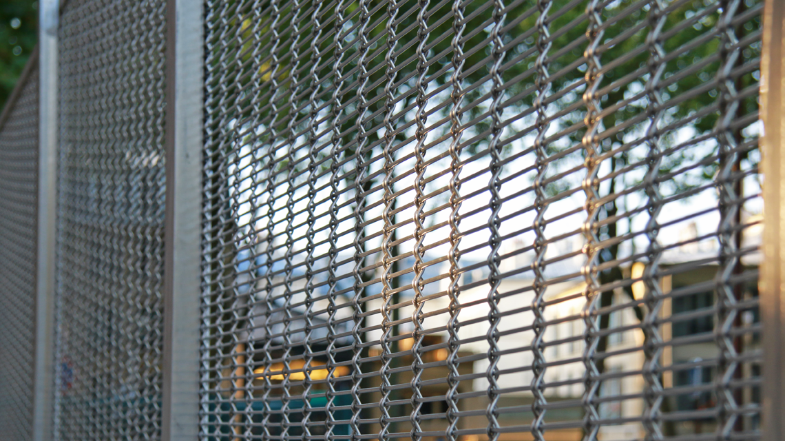 clôture maille métallique câblée acier inoxydable tribunal de grande instance de Versailles architecture paysage www.maillemetaldesign.fr