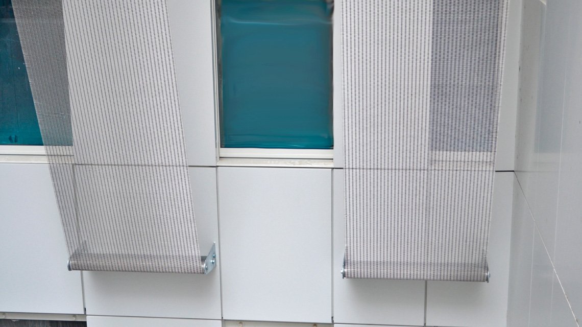 Bandeaux de maille métallique câblée inox SATURN P05130 en façade www.maillemetaldesign.fr - <p>Malha metálica aramada SATURN, fabricada à medida em aço inoxidável 316L e instalada em tiras e painéis em ziguezague na fachada do edifício residencial. A malha metálica combina estética e funcionalidade como quebra-sol.</p>