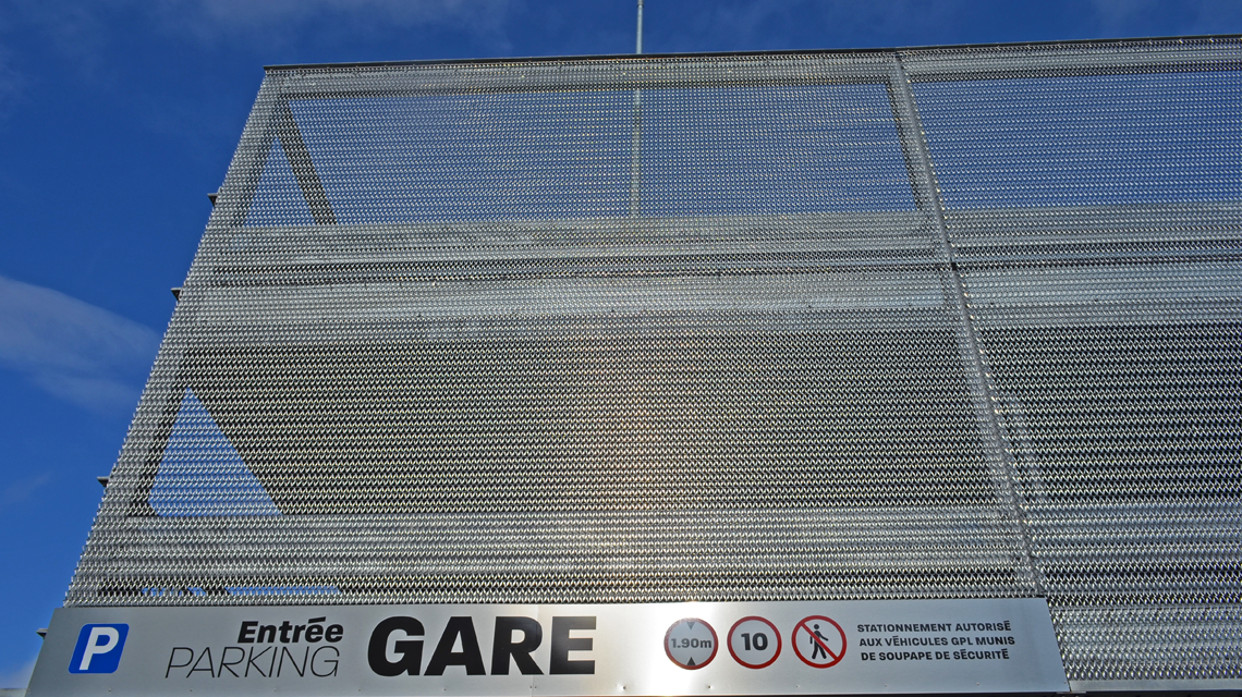 Parking de la gare de Dreux façade en maille métallique inox spiralée EIFFEL4050 www.maillemetaldesign.fr