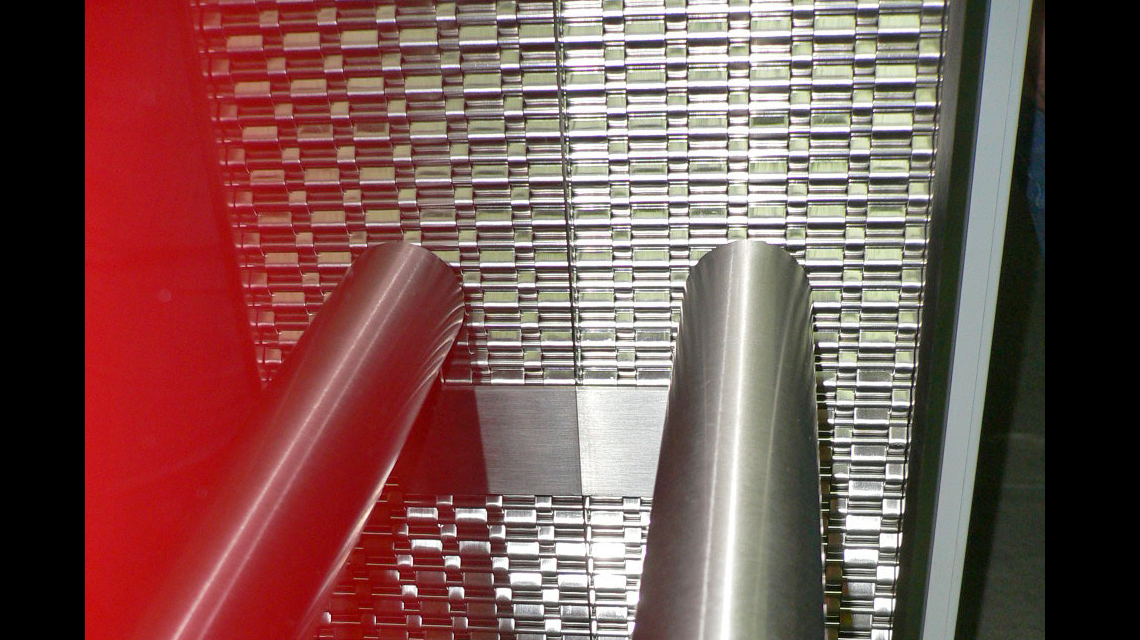 Habillage mural des ascenseurs aéroport Francfort maille métallique acier inoxydable JACOBSEN 612 www.maillemetaldesign.fr
