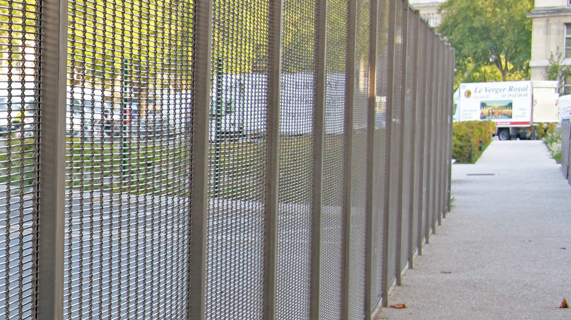 clôture maille métallique câblée inox tribunal de grande instance de Versailles architecture paysage www.maillemetaldesign.fr