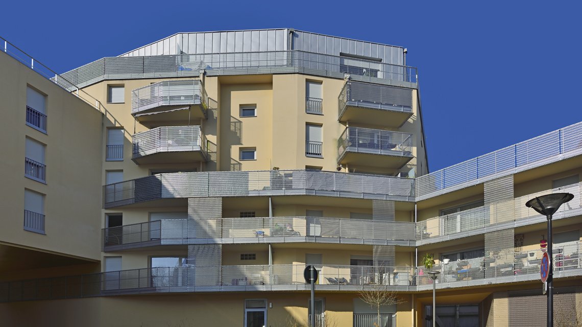 Fachada e gradeamentos em malha espiral de aço inoxidável www.maillemetaldesign.pt - <p>Neste projeto de desenvolvimento habitacional em Malakoff, a rede metálica de aço inoxidável foi utilizada como enchimento para grades e revestimento das fachadas dos edifícios. A rede em espiral de aço inoxidável EIFFEL40100 e o seu sistema de fixação TF60. A malha permite o preenchimento de gradeamentos e o revestimento arquitetónico contínuo, criando uma leitura fluida e rítmica da envolvente do edifício.</p>