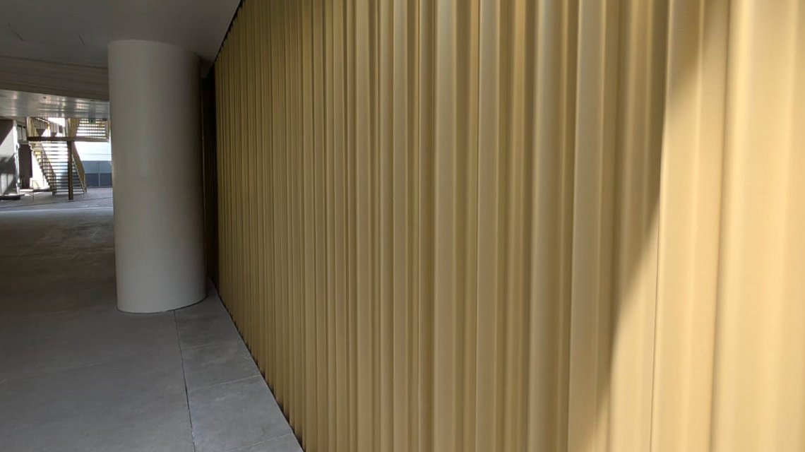 Neste hall parisiense, situado no coração do 9.º arrondissement, o revestimento mural dissolve-se para dar lugar a um ritmo delicado de ondulações metálicas. - <p>Neste hall parisiense, situado no coração do 9.º arrondissement, o revestimento mural dissolve-se para dar lugar a um ritmo delicado de ondulações metálicas.</p>