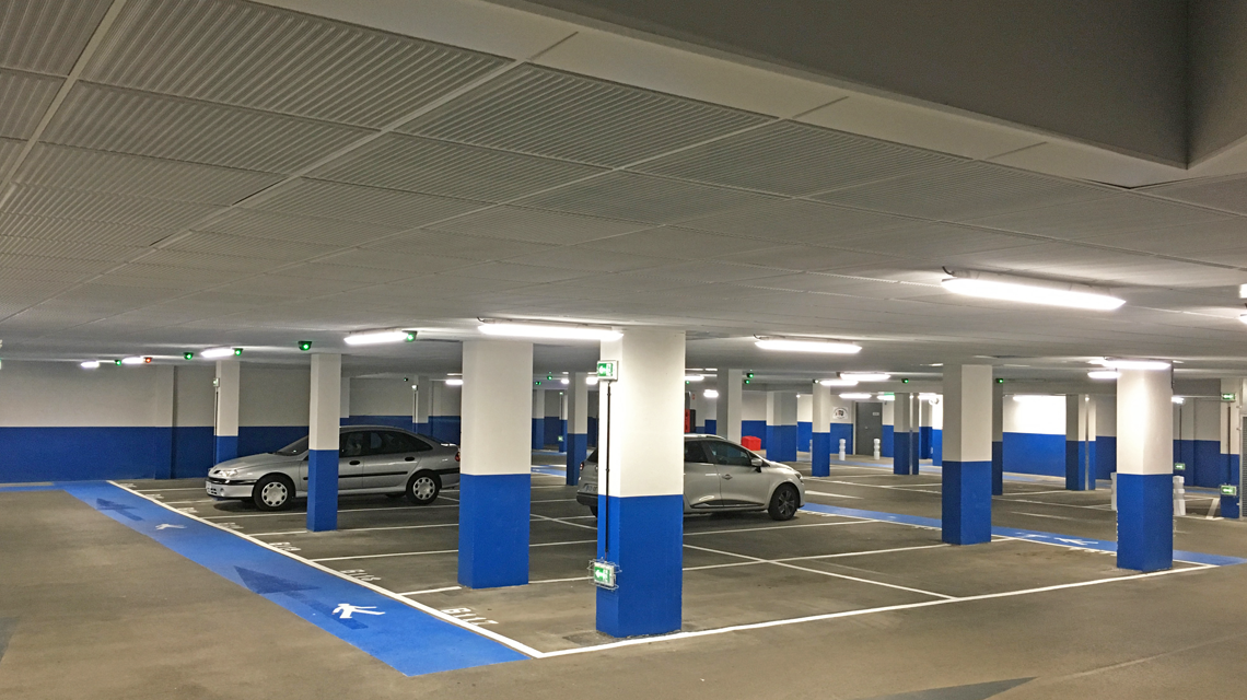 Faux plafond dalles métalliques DECKMETAL série S finition blanche www.maillemetaldesign.fr