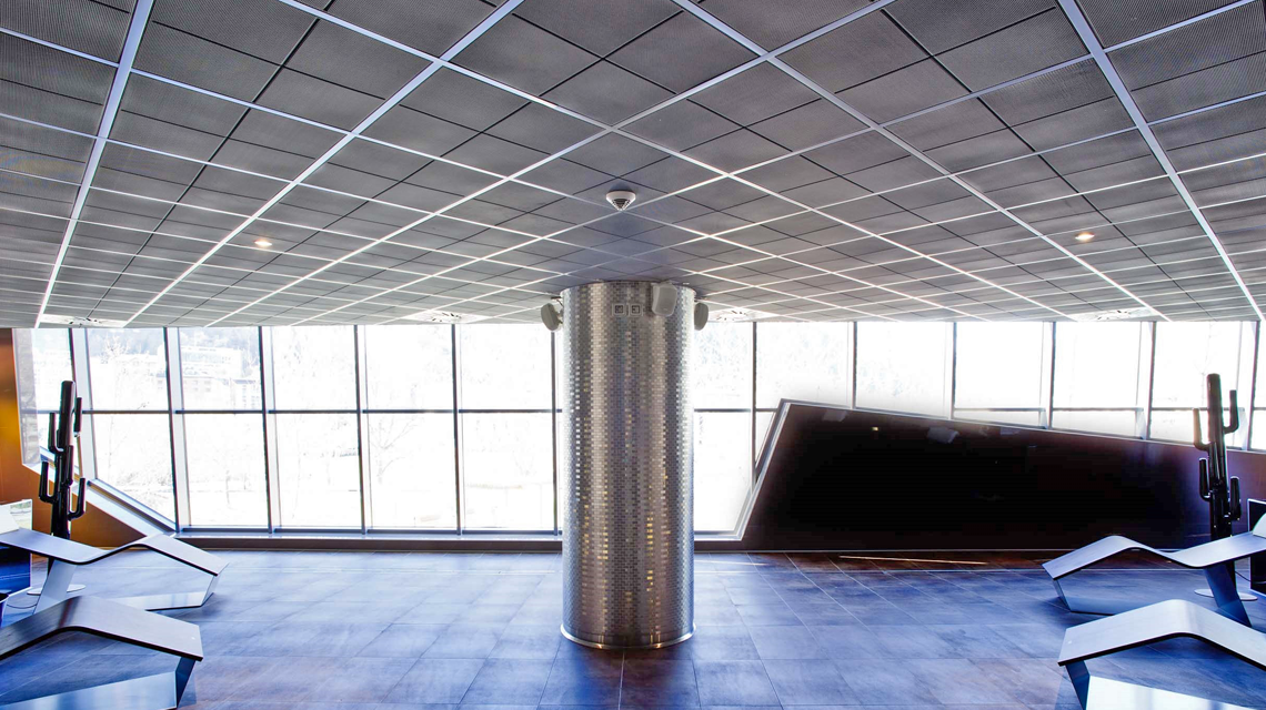 Plafond dalles maille métallique DECKMETAL CALDEA Andorre www.maillemetaldesign.fr