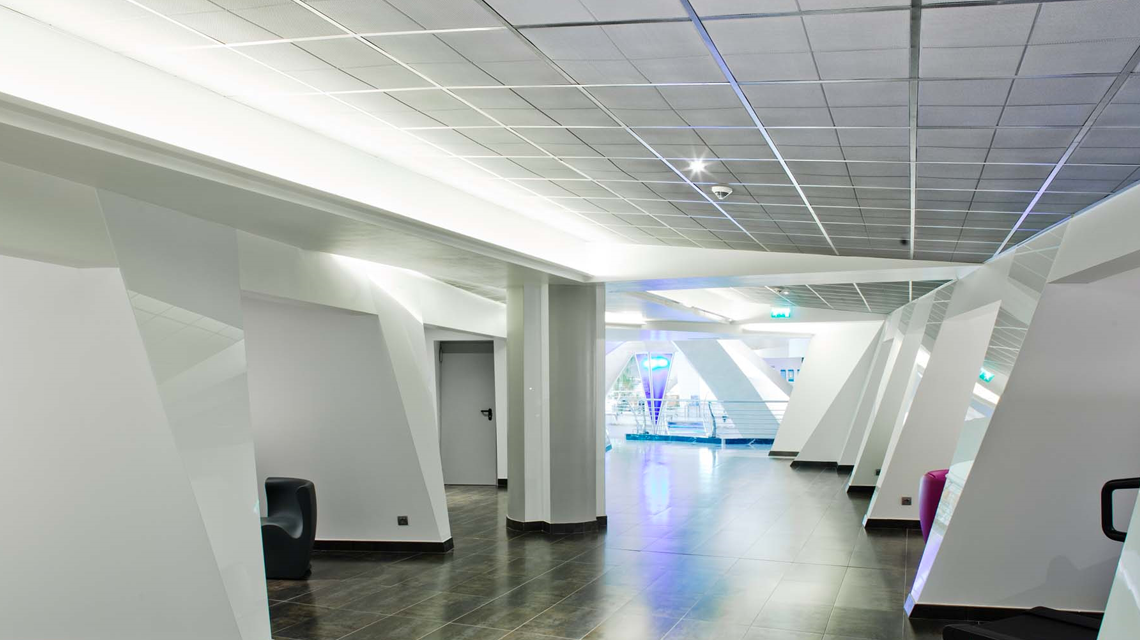 Plafond dalles maille métallique DECKMETAL CALDEA Andorre www.maillemetaldesign.fr