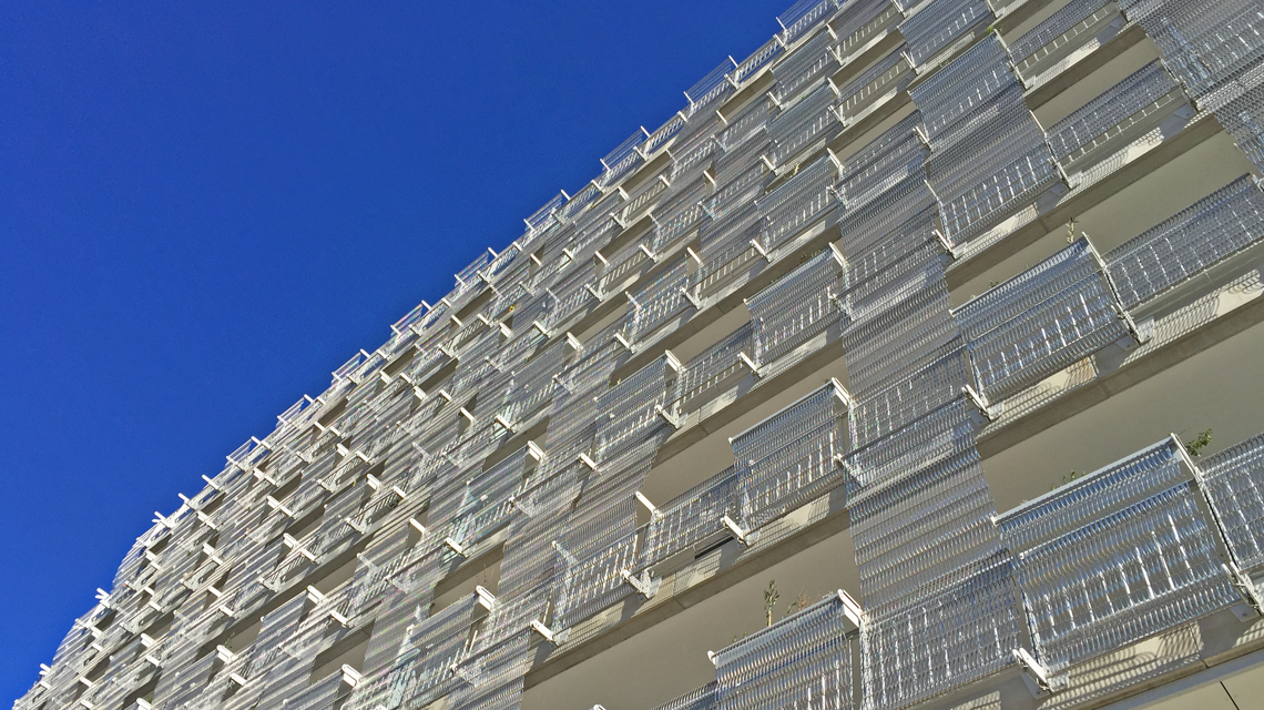 Façade en maille métallique spiralée inox EIFFEL30150 @maillemetaldesign